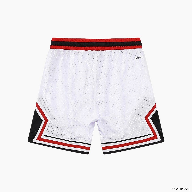 AJ sporty white shorts