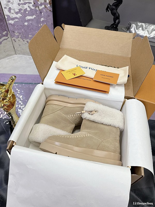 Louis Vuitton Cream Shearling Slip-on Pair in Shearling Slippers for Daily Rotation