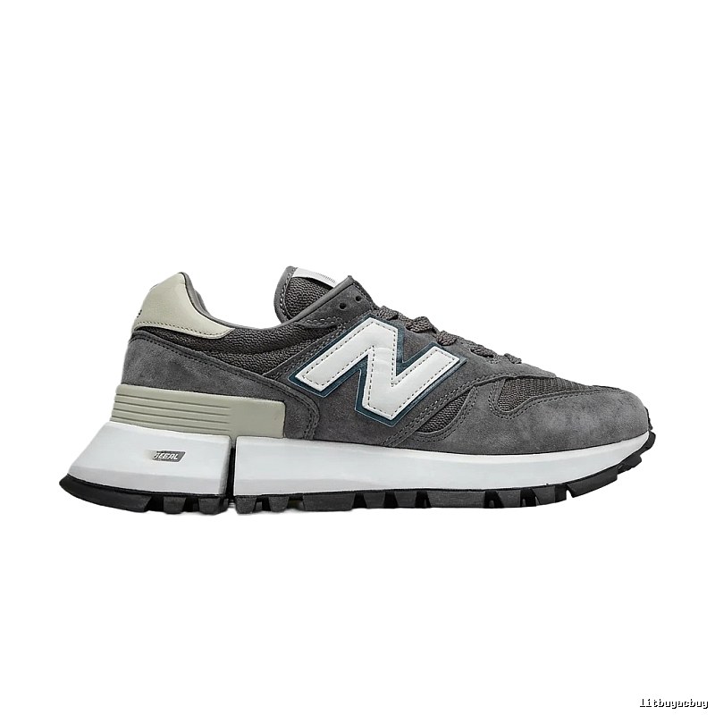 New Balance retro-style grey sports shoes