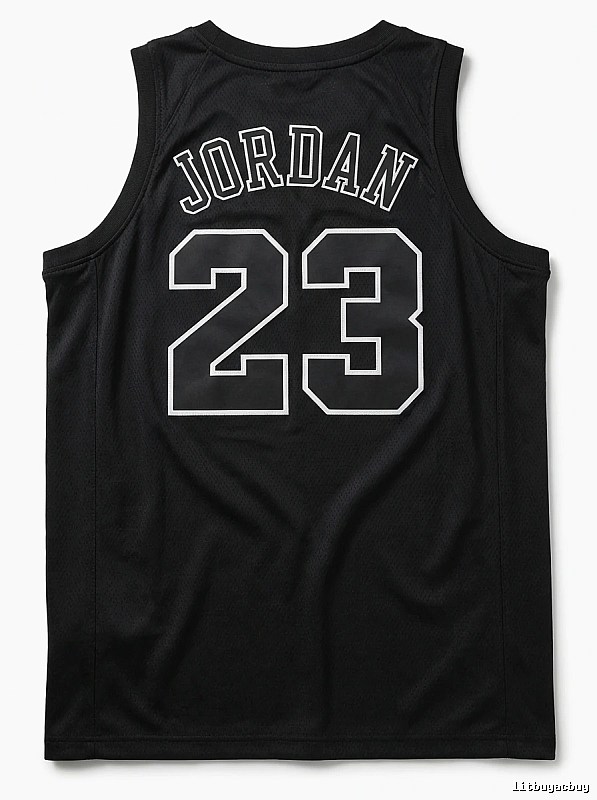 The No. 23 black vest of the Michael Jordan.